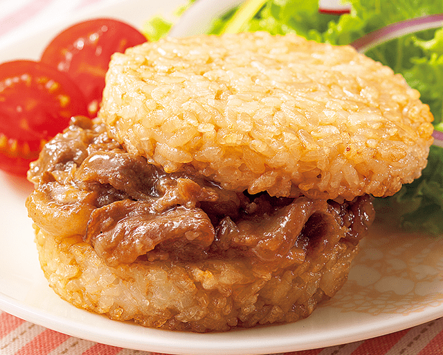 もっちもちごはんと、甘辛い牛肉の鉄板コラボ! CO・OP指定産地米と国産牛のライスバーガー お米がおいしい!!国産牛のうま味を楽しめるライスバーガー。いつも冷凍庫に常備しておきたいです。(ぽにょポニョさん)