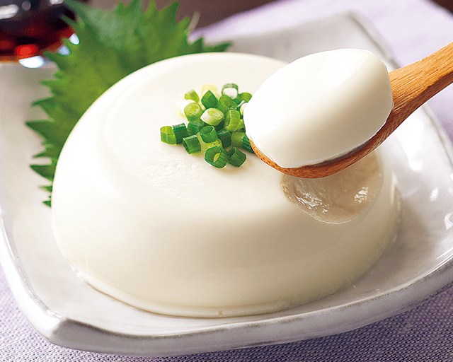 デザートにもできる濃厚さ CO・OP北海道産大豆で作ったなめらか豆腐 大豆の味がしっかりしていて、食感も本当になめらかでした。そのままでももちろん、薬味たっぷりでも!オリーブオイルをかけても!!(まみさん)