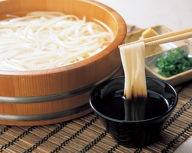 蒸らし5分。待っても食べたいツルツル食感 CO・OP北海道産小麦使用 釜揚げ太うどん 乾麺は面倒かなと思いましたが、その手間も惜しくないほどおいしいです!ツルツルいくらでも食べられちゃいます。(まめうささん)