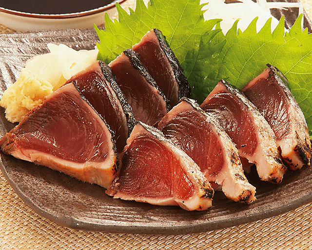 焼津からお届け!脂のり自慢の“戻りがつお” 日光丸で獲った一本釣り かつおたたき・とろかつお(刺身) すごくおいしかったです!届いたパックを流水解凍しただけで、色がキレイで臭みもなくて、スーパーのかつおはもう食べられません。(ゆちゅさん)