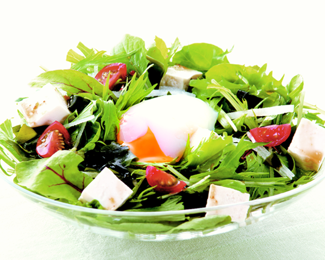 とろとろの黄身が料理をグレードアップ CO・OPいろいろ使える味菜卵の温たま 黄身の濃~いオレンジ色にびっくり! パスタやサラダ、お魚の料理の見た目にインパクトと彩りがプラスできそう♪「今度は何に使おう!」と楽しみになるおいしさ! (なごママさん)