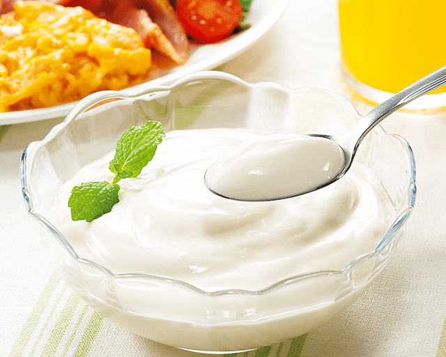 とろ~りにビックリ、 まろやかでウットリ♡ CO・OP生乳100%のプレーンヨーグルト 酸味が少なくとてもなめらかな食感です。そのまま何もかけずに食べてもおいしい!! (トモのぞさん)