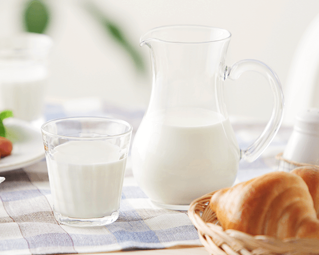 さらさら、あまーい!搾りたてみたい♥ (よつ葉乳業)北海道十勝 生産者限定牛乳 サラッとしていて飲みやすく、 甘いです。子どもが牛乳大好きなので、多少値段が高くても良いものを与えたいと思っていました。(のりえるさん)