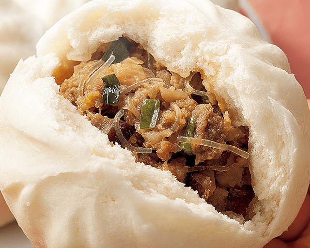 両手で持って、はふはふっ。本格中華街の味 CO・OP横浜大飯店監修のおいしい肉まん(冷凍) 具がしっかりして食べ応えがあり、生地もとてもおいしいです。思ったより大きく、スーパーの安い肉まんと全然違うと思いました。 (まろんさん)